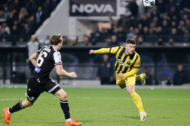 Τεράστια ευκαιρία να "κλέψει" το τρίποντο στο 90+4' η ΑΕΚ: Η κεφαλιά του Γιόβιτς που σταμάτησε στο δοκάρι του Παβλένκα