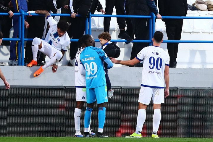 Τρόμαξε ο γιος του Αντόνισε στα επεισόδια, τον μετέφερε στην άλλη πλευρά της κερκίδας ο υπεύθυνος επικοινωνίας της Κηφισιάς