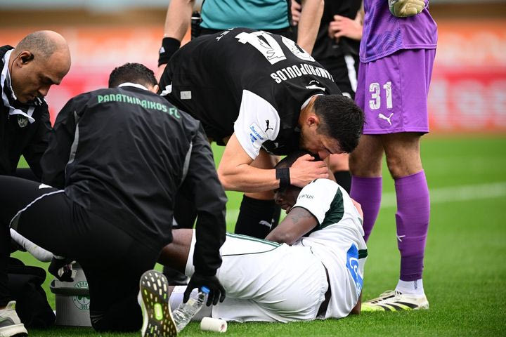 ΟΦΗ – Παναθηναϊκός: Το φιλί του Λαμπρόπουλου στον Τεττέη, έπειτα από το μαρκάρισμά του στον φορ του τριφυλλιού