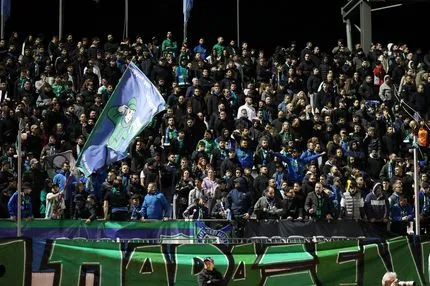 Οι φίλοι του Λεβαδειακού αποθέωσαν τους ποδοσφαιριστές της ομάδας παρά τον αποκλεισμό από τον ΟΦΗ