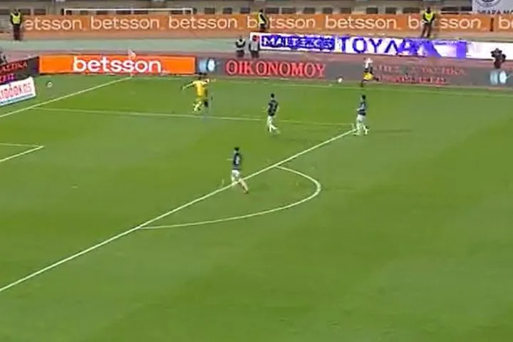 O Λοντίγκιν ανέτρεψε τον Ισέκα και αποβλήθηκε με δεύτερη κίτρινη κάρτα