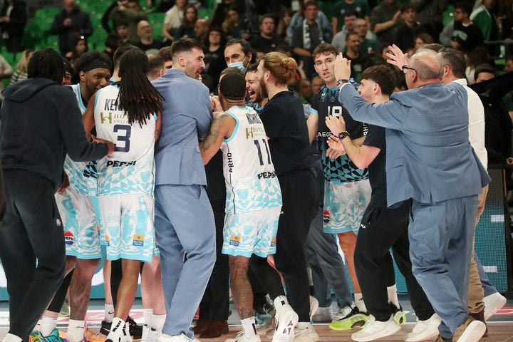 Ο Λυκογιάννης αποθεώθηκε με φατούρο από τους παίκτες του μετά το μεγαλειώδες διπλό επί του Παναθηναϊκού AKTOR