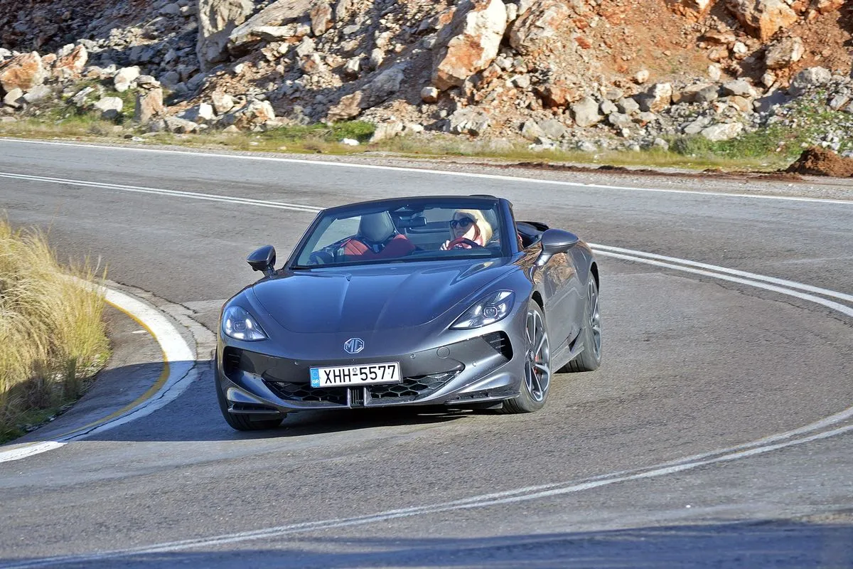 Ραντεβού με ένα “τοτέμ”: Οδηγούμε το MG Cyberster με την τετρακίνηση, τους 510 ίππους και την απίθανη roadster διάθεση