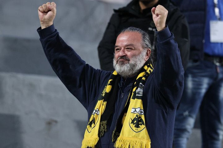 ΑΕΚ: Ο Μάριος Ηλιόπουλος πανηγύρισε από τις εξέδρες τη νίκη στις Σέρρες