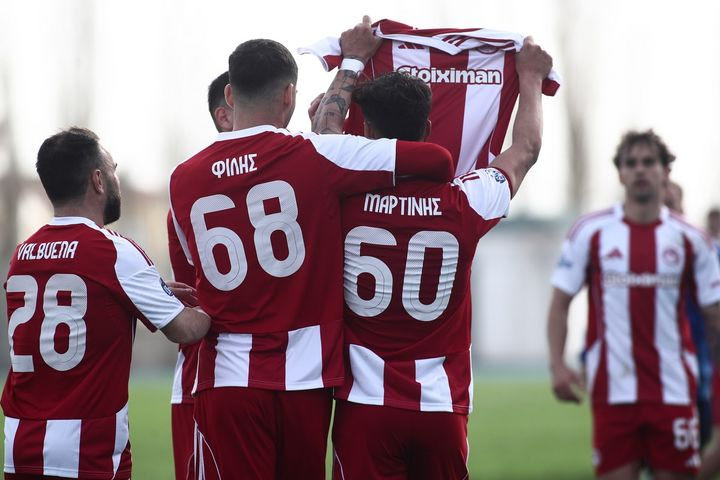 Ολυμπιακός: Ο Μαρτίνης σκόραρε με τη Β’ ομάδα και αφιέρωσε το γκολ στον Λιατσικούρα που έχασε προσφάτως τον πατέρα του