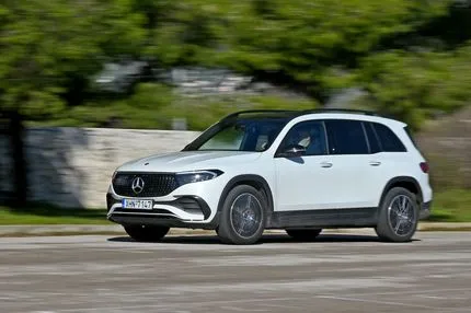 Δοκιμή της ανανεωμένης Mercedes EQB, του ηλεκτρικού πολυτελούς SUV που απέκτησε περισσότερη αυτονομία