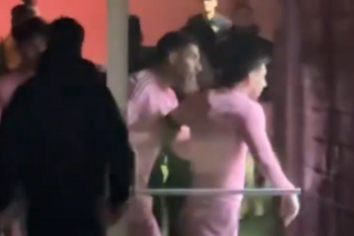 Μέσι: Εκτός εαυτού με τους διαιτητές ο Αργεντινός σταρ μετά τη συντριβή της Ίντερ Μαϊάμι, τον συγκράτησε ο Σουάρες