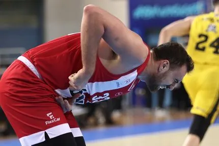 Ο Μιλουτίνοβ υπέστη κάταγμα στον δεξιό του αντίχειρα