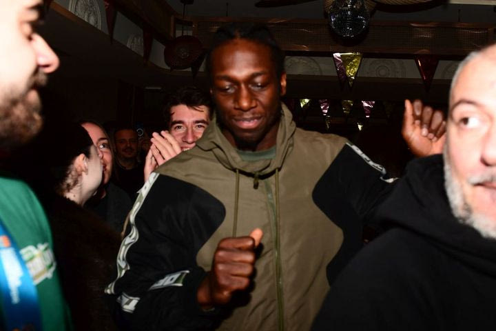 Παναθηναϊκός: “Τρέλα” Ναν όταν έπαιξε το κομμάτι του, άρχισε να τραγουδά Πέγκυ Ζήνα