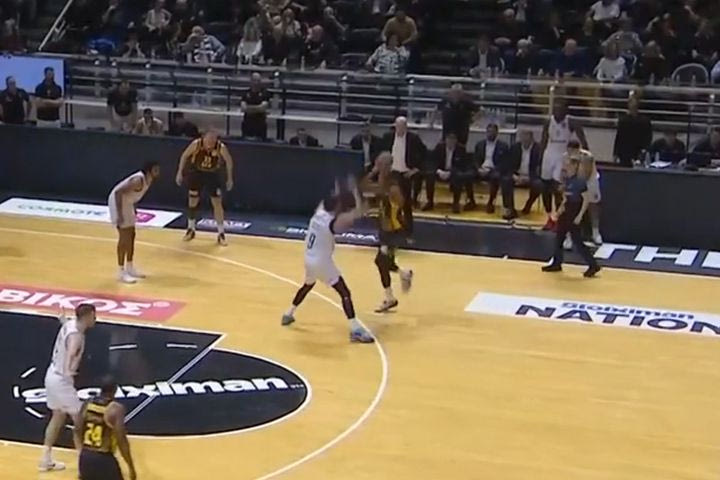 Απίστευτο τρίποντο του Νάναλι, ισορροπώντας στο ένα πόδι