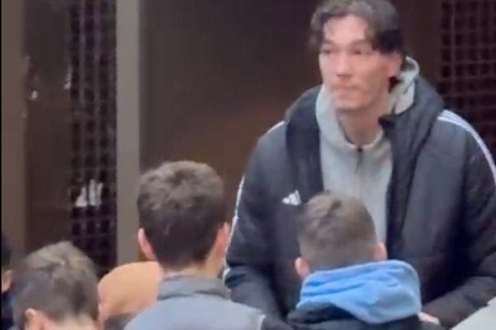 Allwyn Final 8: Ουρά από τους μικρούς φιλάθλους του Παναθηναϊκού AKTOR, περίμεναν τον Τζέντι Όσμαν πριν από την αναχώρηση της ομάδας για το γήπεδο