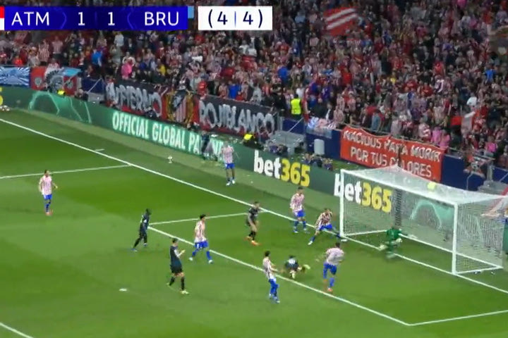 Τι έπιασε ο άνθρωπος: Η ασύλληπτη επέμβαση του Όμπλακ στην κεφαλιά του Φέτλεσεν από σέντρα του Τζόλη