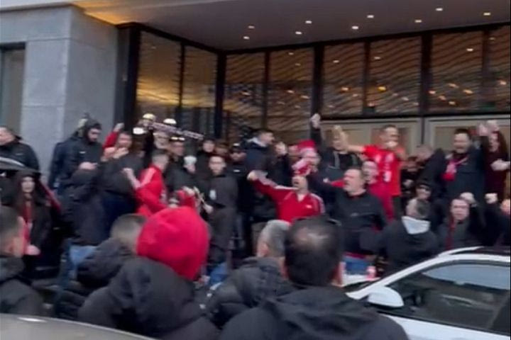 Ολυμπιακός: Χαμός έξω από το ξενοδοχείο πριν την αναχώρηση των ερυθρολεύκων για τον τελικό του Allwyn Final 8