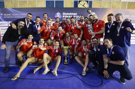 Στιγμές από την απονομή του Κυπέλλου πόλο ανδρών στον Ολυμπιακό