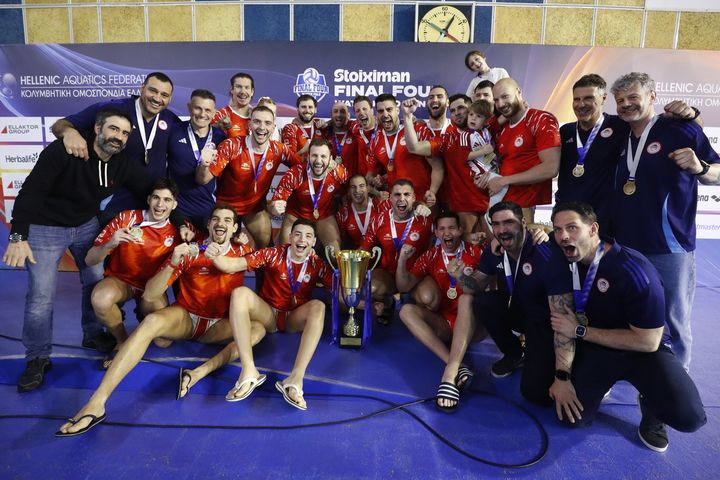 Παναθηναϊκός – Ολυμπιακός: Στιγμές από την απονομή του Κυπέλλου πόλο ανδρών στους ερυθρόλευκους