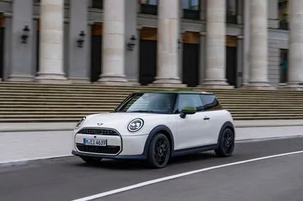 To MINI Paul Smith Edition συνδυάζει δύο βρετανικά ορόσημα