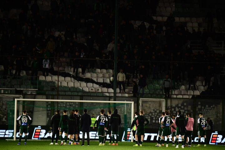 Κόσμος του Παναθηναϊκού έξω από τη Λεωφόρο, περιμένει την αποστολή και αποδοκιμάζει