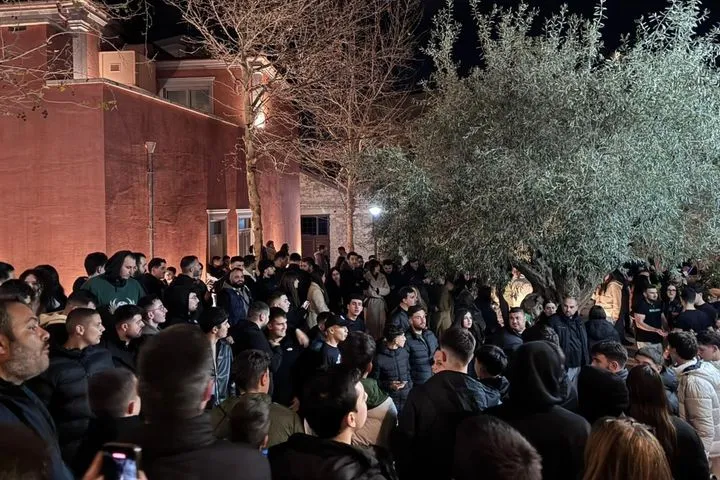 Πλήθος κόσμου έξω από το ξενοδοχείο του Παναθηναϊκού AKTOR για να αποθεώσει τους Κυπελλούχους Ελλάδας