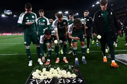 Οι οπαδοί του Ολυμπιακού χειροκρότησαν τους παίκτες του Παναθηναϊκού που άφησαν λευκά τριαντάφυλλα στη Θύρα 7