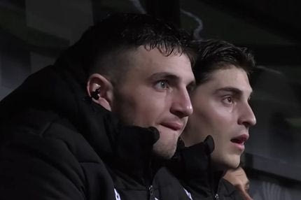 Οι αντιδράσεις του πάγκου του ΠΑΟΚ στο ντέρμπι με τον Παναθηναϊκό και τα συνθήματα της εξέδρας για τους αδικοχαμένους οπαδούς στη Ρουμανία