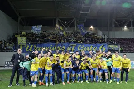 Οι παίκτες του Παναιτωλικού γιόρτασαν με τον κόσμο το σπουδαίο διπλό στη Λάρισα