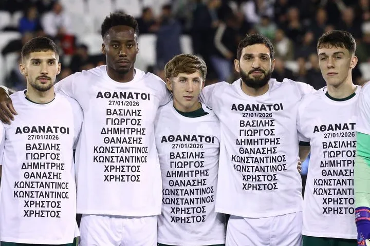 Με μπλουζάκια με τα ονόματα των αδικοχαμένων οπαδών του Δικέφαλου μπήκαν οι παίκτες του Παναθηναϊκού και του ΠΑΟΚ στον αγωνιστικό χώρο