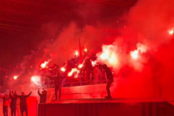 Κάηκε η Νέα Σμύρνη: Υποδοχή ηρώων στους παίκτες του Πανιώνιου μετά το διπλό στην Καλαμάτα