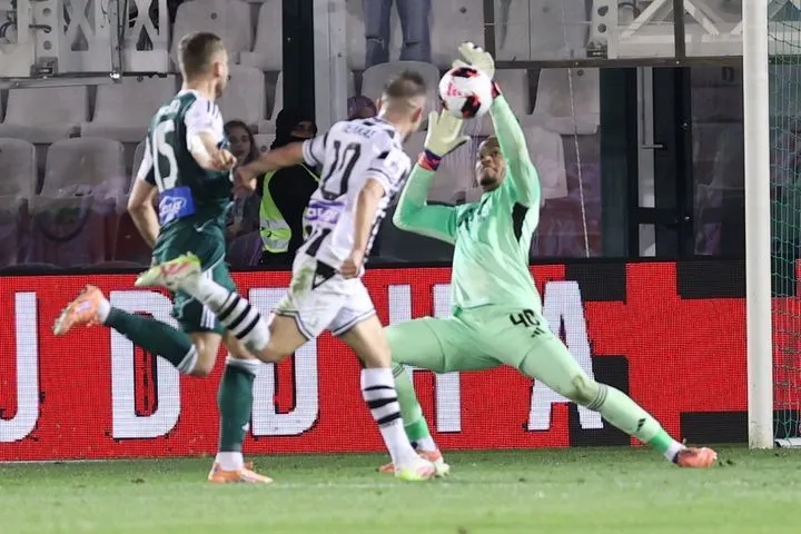 Ο Πέλκας επιχείρησε να κρεμάσει τον Λαφόν, όμως ο τερματοφύλακας του Παναθηναϊκού δεν ξεγελάστηκε και κράτησε το μηδέν