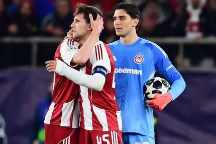 Η αγκαλιά Πιρόλα - Ρέτσου μετά την τρομακτική σύγκρουσή τους