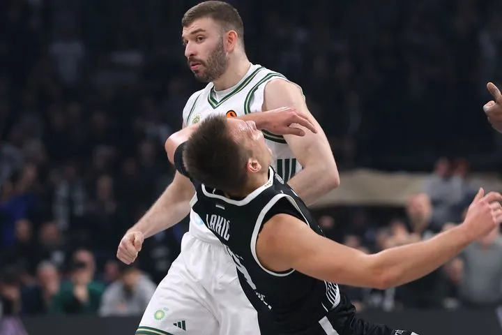 Αποβλήθηκε ο Ρογκαβόπουλος: Γκρέμισε τον Λάκιτς, που πριν είχε πανηγυρίσει μπροστά του