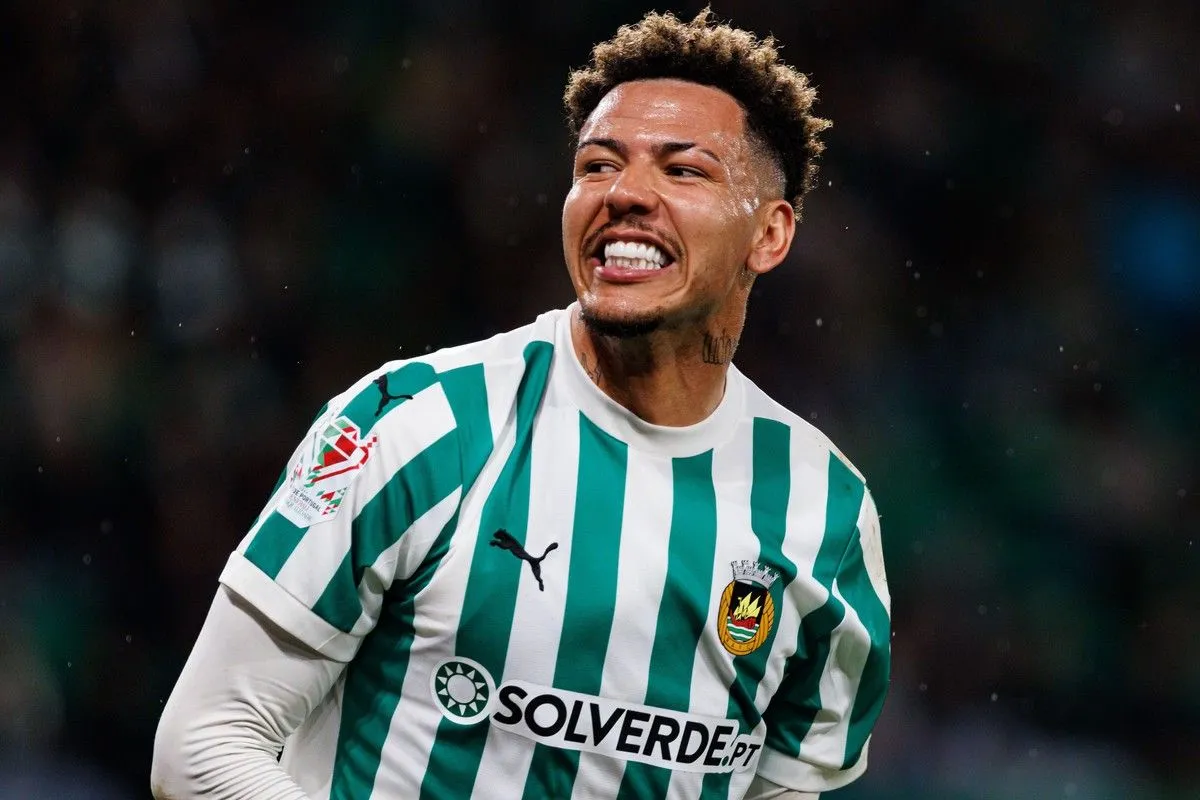 Ο Κλέιτον με τη φανέλα της Ρίο Άβε