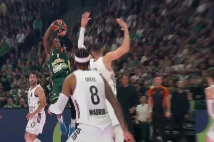 Παναθηναϊκός AKTOR – Ρεάλ Μαδρίτης: Ο Τι Τζέι Σορτς έβαλε το jump shot μπροστά στον Ταβάρες και του πήρε και το φάουλ