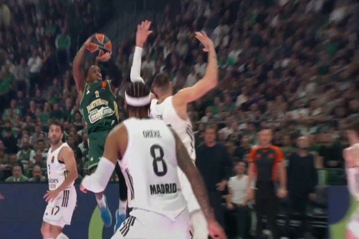 Ο Τι Τζέι Σορτς έβαλε το jump shot μπροστά στον Ταβάρες και του πήρε και το φάουλ