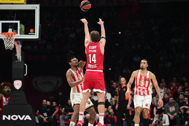 Το απίστευτο τρίποντο του Βεζένκοβ από τα 9 μέτρα που σφράγισε τη νίκη για τον Ολυμπιακό