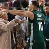 Ολυμπιακός – Παναθηναϊκός: Η θερμή αγκαλιά του Σλούκα με τη Δέσποινα Γιαννακοπούλου μετά την κατάκτηση του Allwyn Final 8