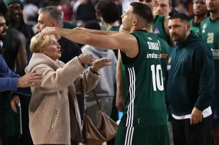 Η θερμή αγκαλιά του Σλούκα με τη Δέσποινα Γιαννακοπούλου μετά την κατάκτηση του Allwyn Final 8