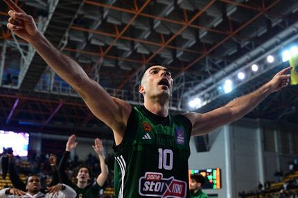 Ο Σλούκας πανηγύρισε έξαλλα με τον κόσμο του Παναθηναϊκού AKTOR δευτερόλεπτα πριν τη λήξη του τελικού του Allwyn Final 8