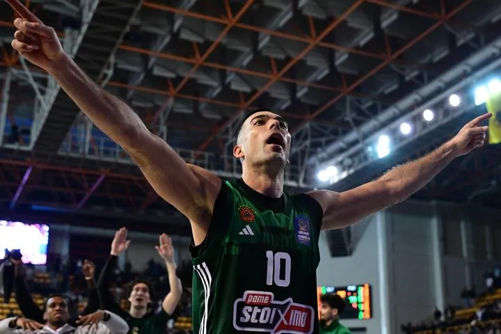 Ολυμπιακός – Παναθηναϊκός AKTOR: Ο Σλούκας πανηγύρισε έξαλλα με τον κόσμο των πρασίνων δευτερόλεπτα πριν τη λήξη του τελικού του Allwyn Final 8