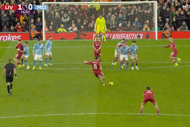 Λίβερπουλ – Μάντσεστερ Σίτι: Ο Σόμποσλαϊ με τηλεκατευθυνόμενο φάουλ άνοιξε το σκορ στο Άνφιλντ και έκανε τον Πεπ να “λιποθυμήσει”