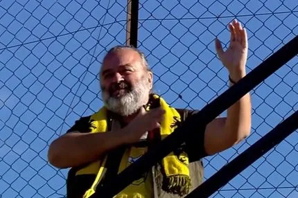 Η αποθέωση προς τον Μάριο Ηλιόπουλο από τους πέντε χιλιάδες φίλους της ΑΕΚ στον αγώνα κόντρα στον Πανσερραϊκό