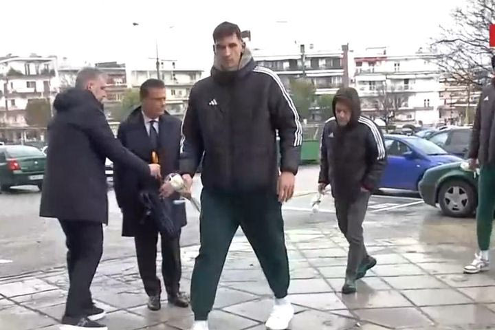 Οπαδοί ΠΑΟΚ, Τροχαίο Ρουμανία: Αντιπροσωπεία της ΚΑΕ Παναθηναϊκός στην Τούμπα για να τιμήσει τη μνήμη των φιλάθλων του ΠΑΟΚ