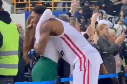 Συγκινητική στιγμή: Η αγκαλιά του Ταϊρίκ Τζόουνς στην σύζυγο του Τζέριαν Γκραντ, Έμιλι