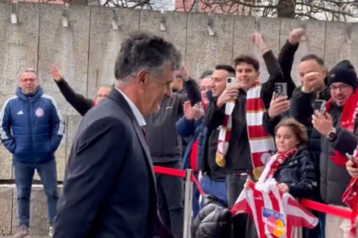 Ολυμπιακός: Αποθέωση από φίλους των ερυθρόλευκων κατά την άφιξη της ομάδας στην Κολωνία