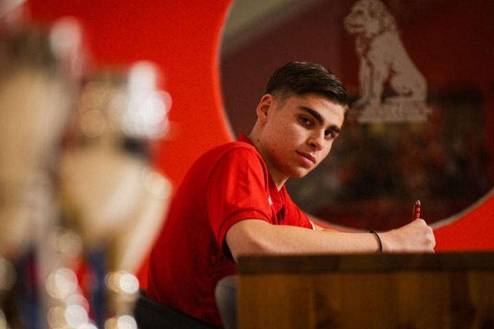 Ο Θωμάς Αραμπατζής υπέγραψε επαγγελματικό συμβόλαιο με τον Πανσερραϊκό