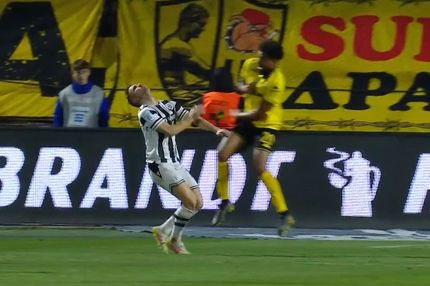 Άτυχη στιγμή για τον Πέλκα, η μπάλα τον χτύπησε δυνατά στο πρόσωπο από κοντινή απόσταση