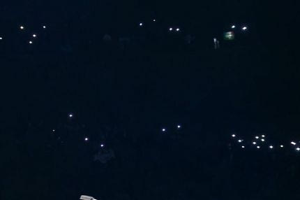 Το φαντασμαγορικό σκηνικό των φίλων του ΟΦΗ στο βουνό με τα φώτα των κινητών