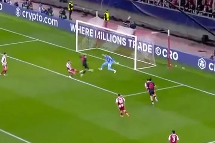 Τεράστια επέμβαση του Τζολάκη: Ο Έλληνας τερματοφύλακας σταμάτησε εξ’ επαφής την προσπάθεια του Σικ