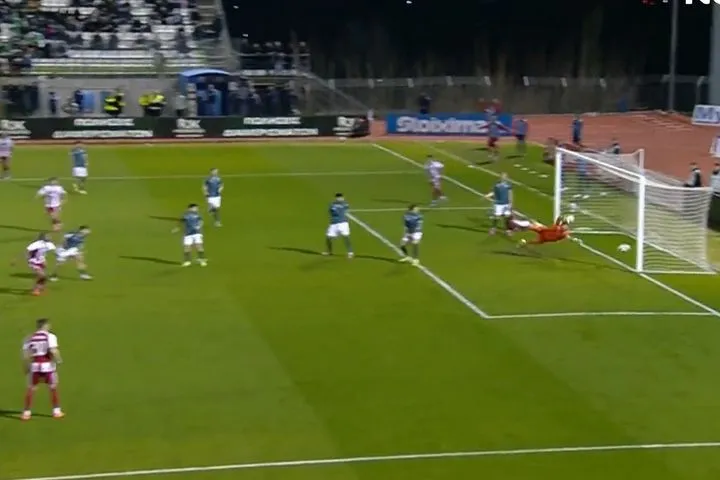 Η τεράστια ευκαιρία του Ολυμπιακού να πάρει τη νίκη με το σουτ του Αντρέ Λουίζ που βρήκε το δοκάρι της εστίας του Λοντίγκιν