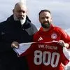 Ολυμπιακός: Η ερυθρόλευκη ΠΑΕ βράβευσε τον Ματιέ Βαλμπουενά για τη συμπλήρωση 800 αγώνων στην καριέρα του