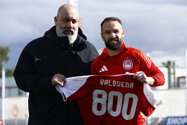 Ολυμπιακός: Η ερυθρόλευκη ΠΑΕ βράβευσε τον Ματιέ Βαλμπουενά για τη συμπλήρωση 800 αγώνων στην καριέρα του